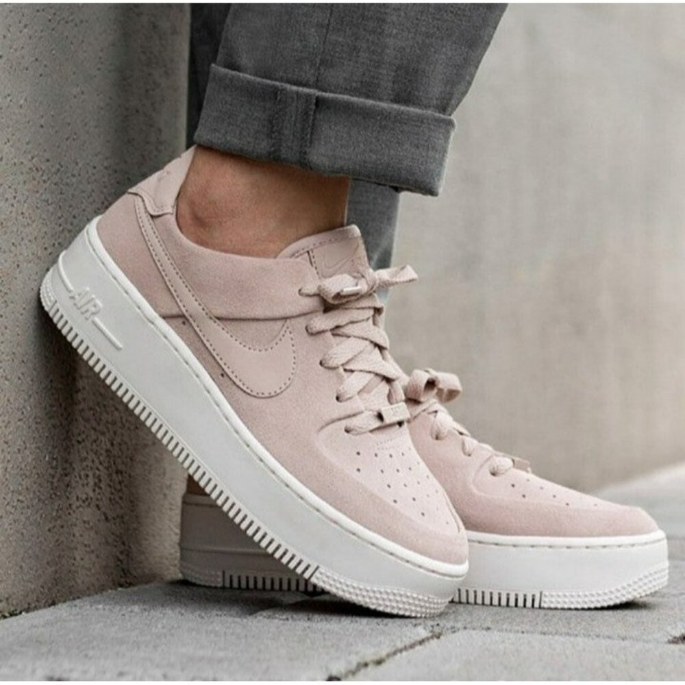 10 WOMEN'S NIKE AIR FORCE SAGE LOW AF1 / AIR FORCE ONE BARELY ROSE AR5339-201